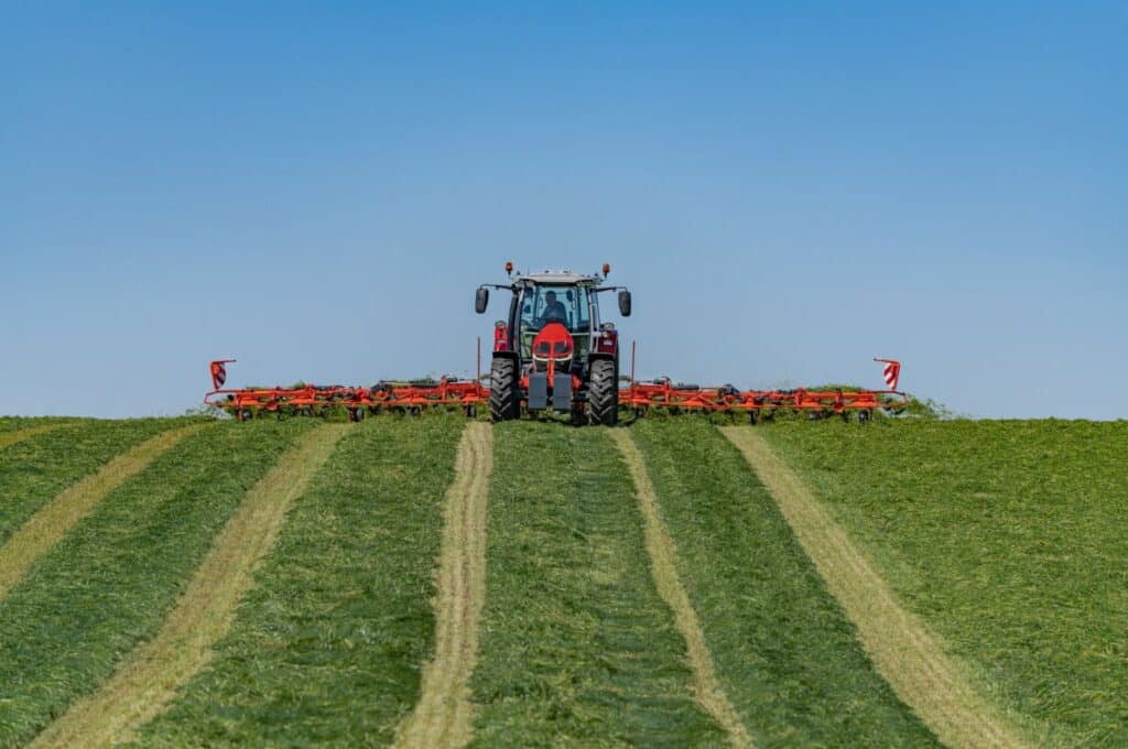 Kuhn GF 13003 mounted tedder