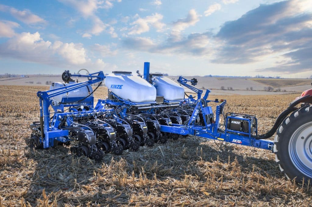 Kinze 5670 pivot fold split row planter