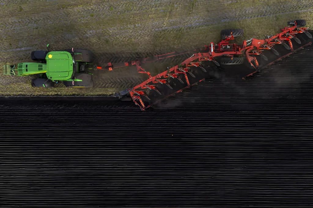 Kuhn semi-mounted Multi-Challenger XT plough