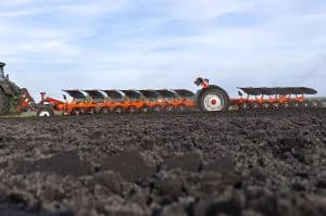 Kuhn semi-mounted Multi-Challenger XT plough