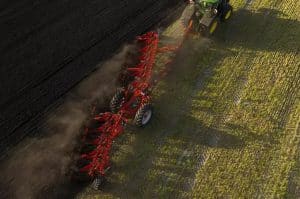 Kuhn semi-mounted Multi-Challenger XT plough