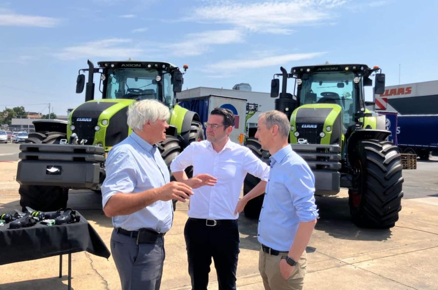 Stéphane Le Foll (Mayor of Le Mans), Thomas Spiering (Claas Chief Operating Officer (COO)) and Etienne Bourasseau (Le Mans Site Manager / Vice President Manufacturing)