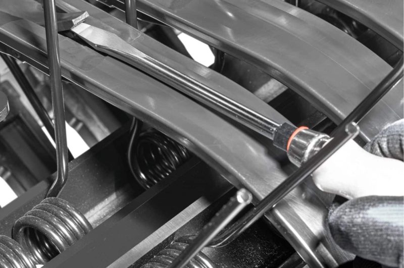 From production year 2026, all Variant round balers will be equipped as standard with the low-maintenance Multiflow pick-up with a robust cam track, 146 rpm pick-up speed and plastic scrapers. As an option, the 5-row Multiflow HD can be used to achieve significantly higher raking performance and thus throughput, especially in silage applications.