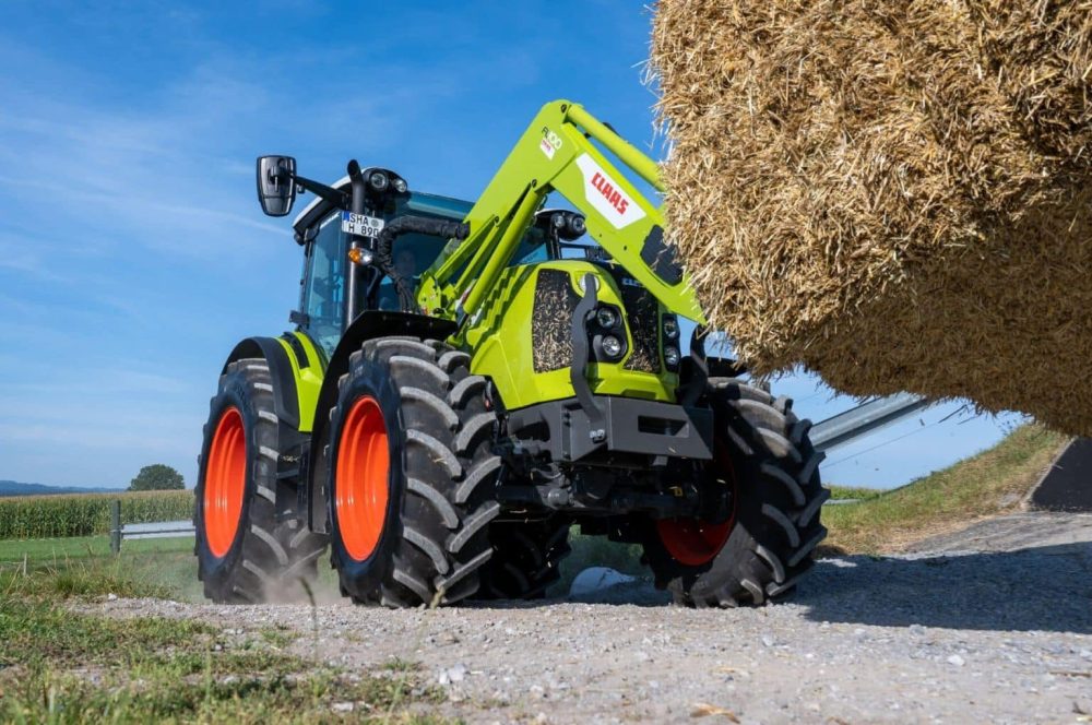 Claas Arion 450 on Vredestein Traxion tyres