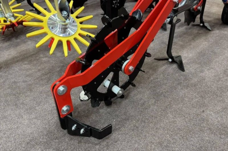 Gromax Agri Equipment Ltd. is a jointly owned company between Mahindra & Mahindra Ltd. and the Government of Gujarat with an equity ratio of 60:40 respectively.
