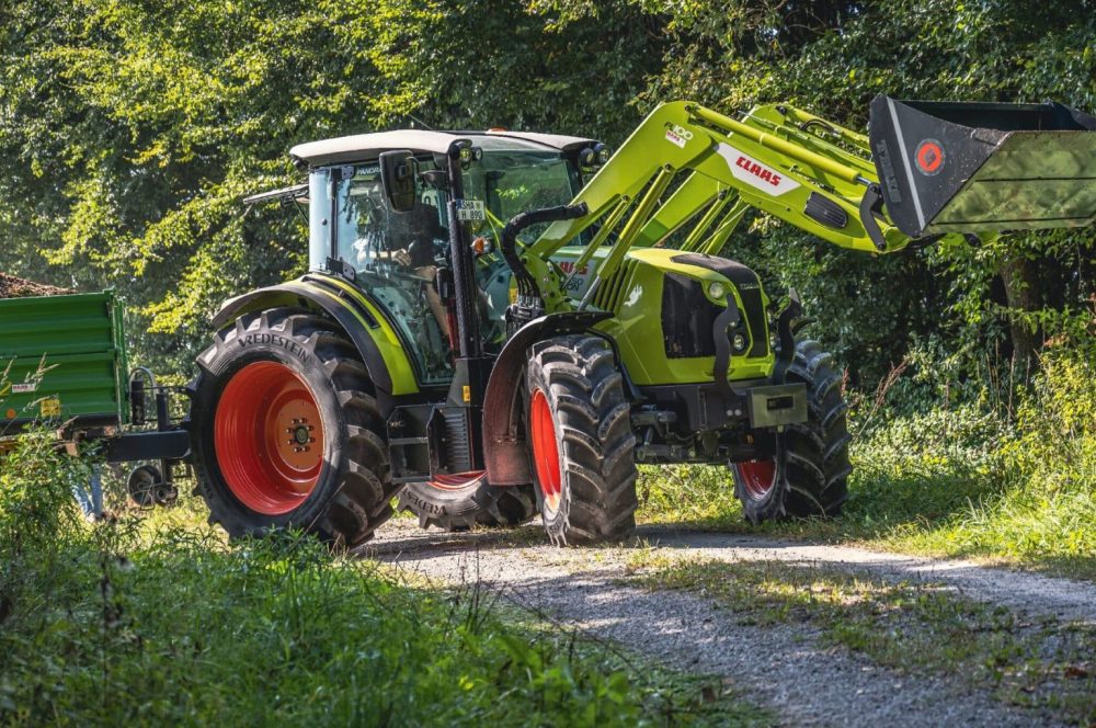 Claas Arion 450 on Vredestein Traxion tyres