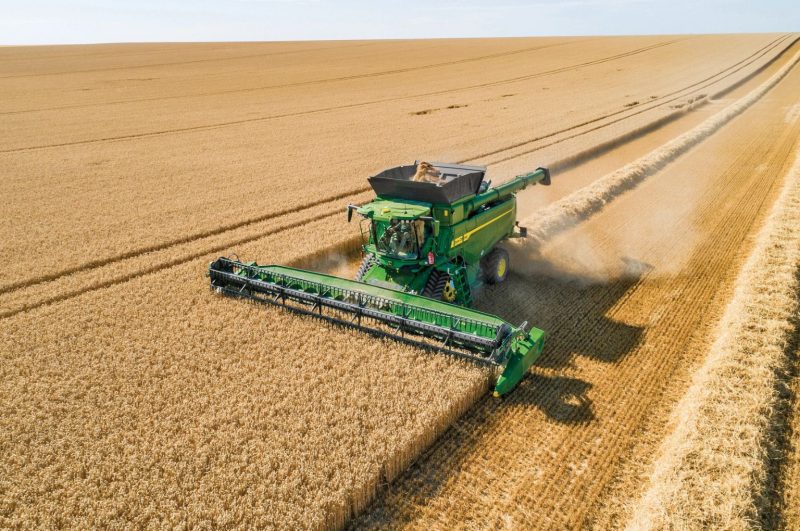 John Deere T5 T6 focus on operator comfort and technology