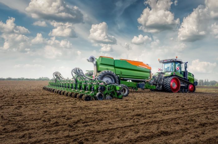 Amazone Precea12000-TCC behind Fendt