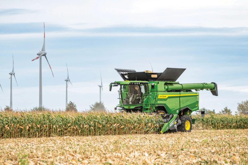 John Deere S7 harvesting corn