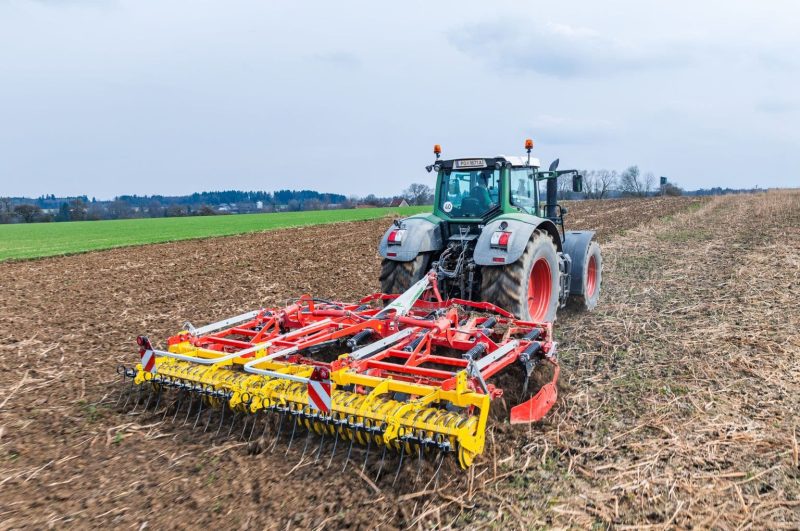 Pöttinger Synkro V stubble cultivator
