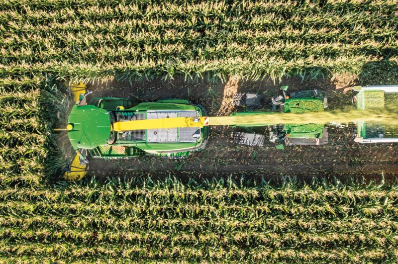 The John Deere fuel guarantee program is tailored to empower forage harvester owners to manage their expenses more effectively.