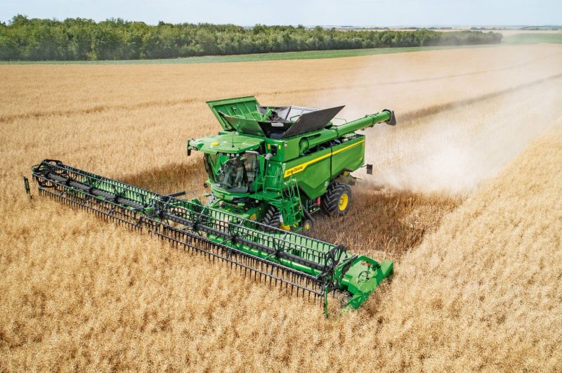 John Deere S7 harvesting rapeseed